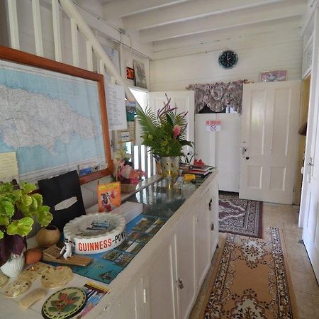 Holiday Home - Guest House 포트안토니오 외부 사진